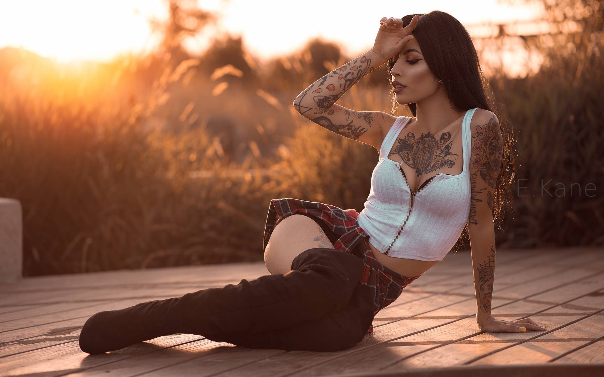Девушка брюнетка с татуировкой